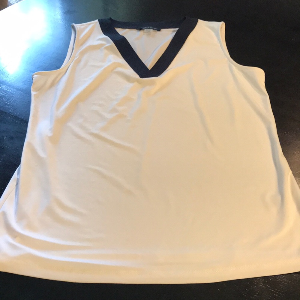 NWOT Medium V Neck Top Tommy Hilfiger 🏌️